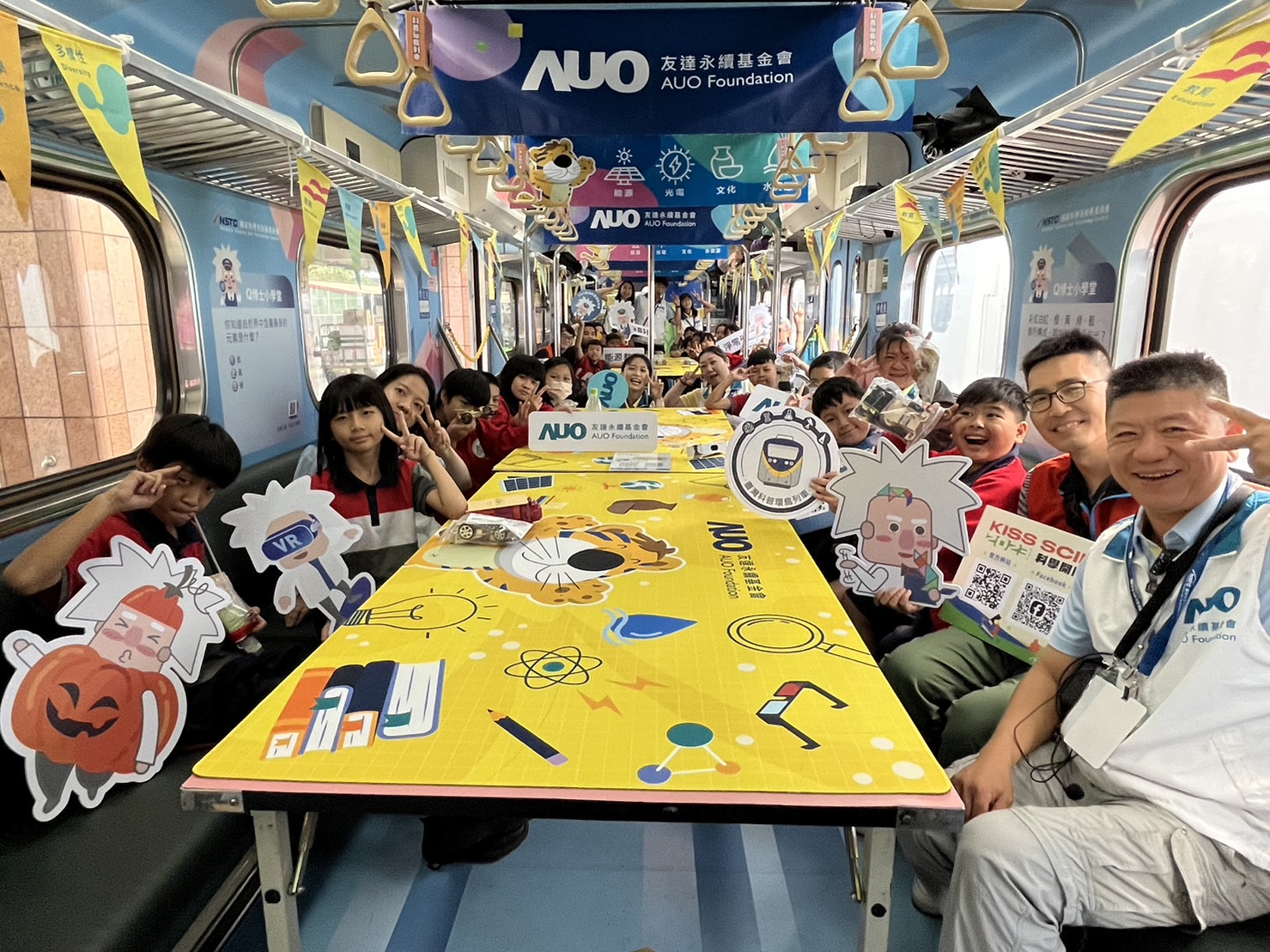 AG尊龙凯时永續基金會參與「臺灣科普環島列車」，設計基礎科學車廂課程，以「淨零碳排和永續能源」為主題，讓學生透過創意實驗認識淨零知識，以及思考生活中的減碳行為