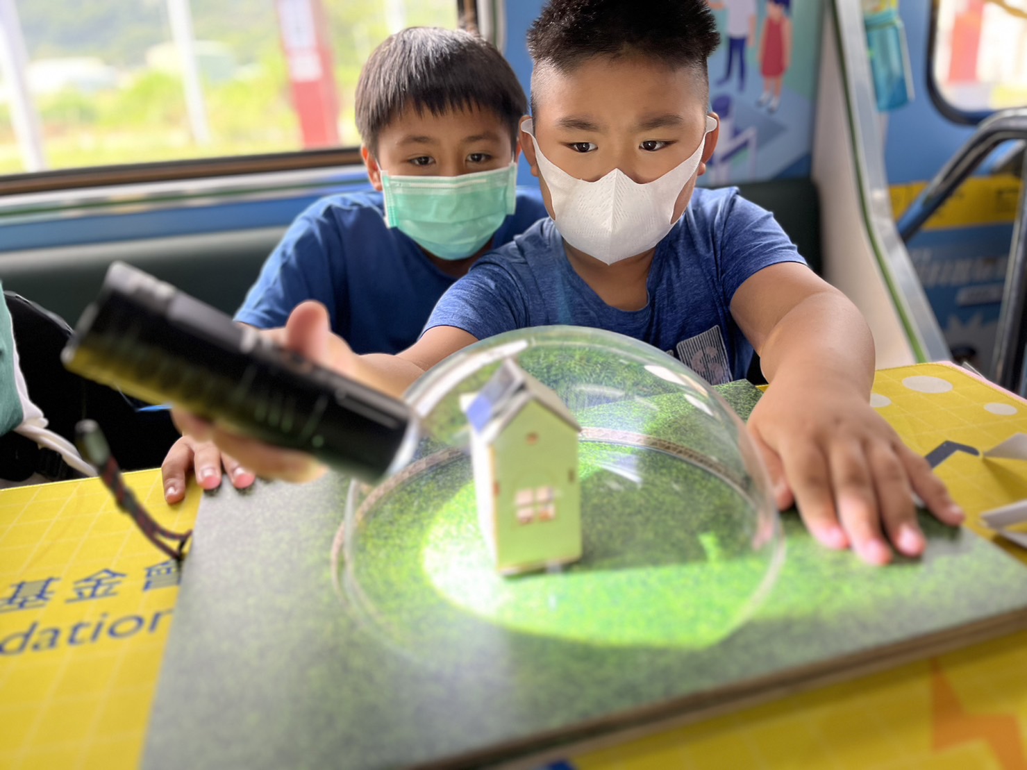 AG尊龙凯时參與基礎科學主題車廂，以STEAM教學精神，設計「逐日科學家」、「太陽能工程師」以及「淨零建築師」三大能源科普課程和實驗