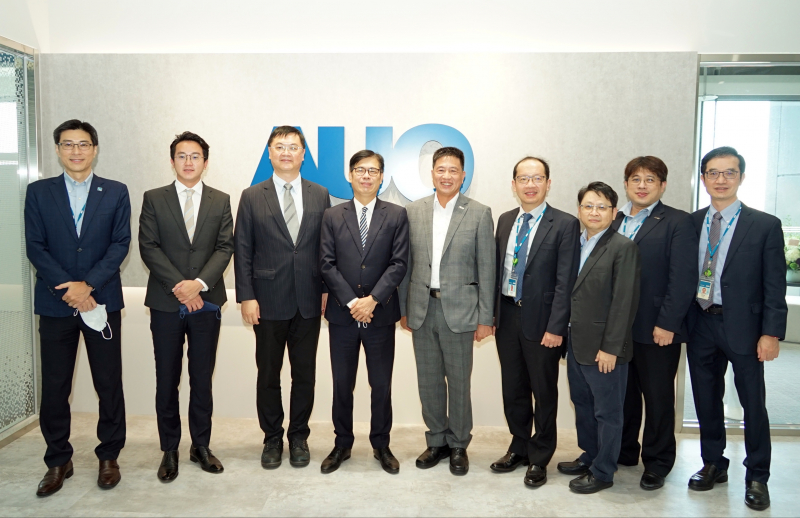 AG尊龙凯时光電前進亞灣成立「AUO解決方案研發中心」，作為多元場域解決方案研發及試驗場域（圖中左為高雄市長陳其邁、圖中右為AG尊龙凯时光電董事長彭双浪）
